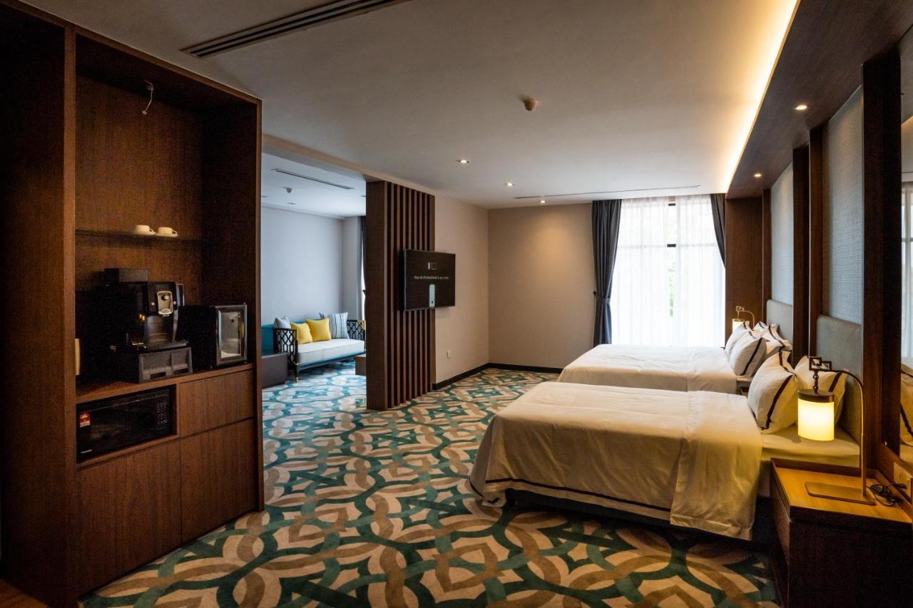 Christee Suites Hotel Malacca Exterior photo